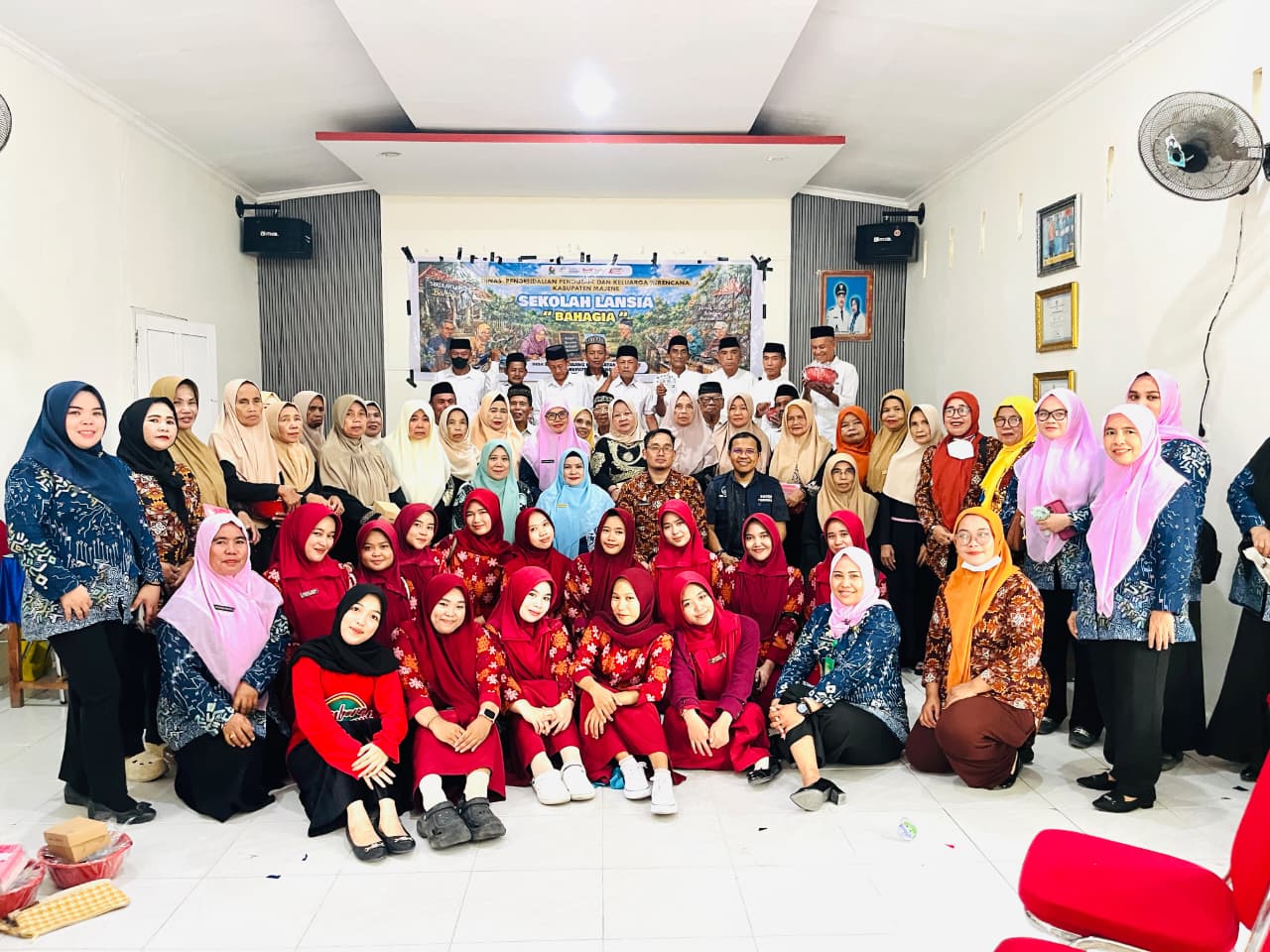Terapi Aktivitas Kelompok Lansia di Palipi Soreang: Merawat Kebahagiaan, Menguatkan Kebersamaan, dan Mewujudkan Desa Ramah Lansia
